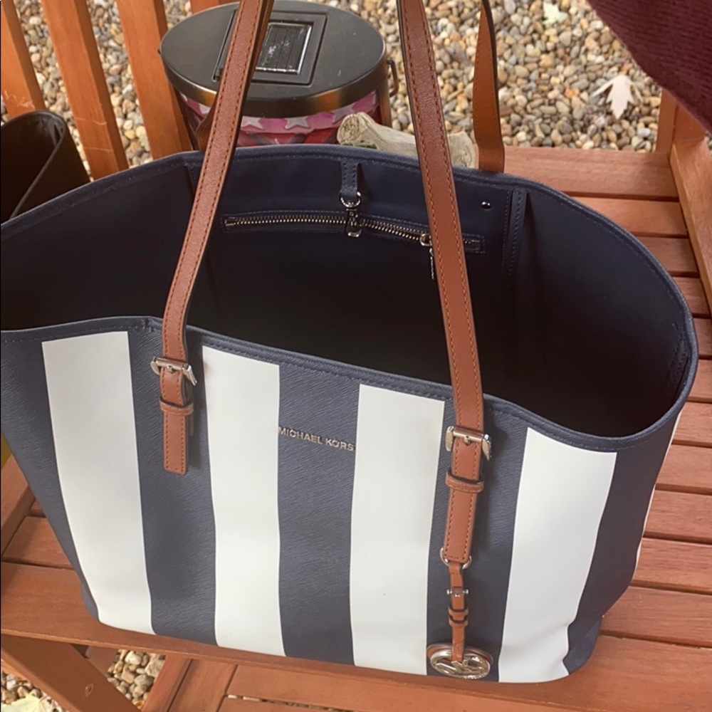 Michael Kors tote - Picture 3 of 6